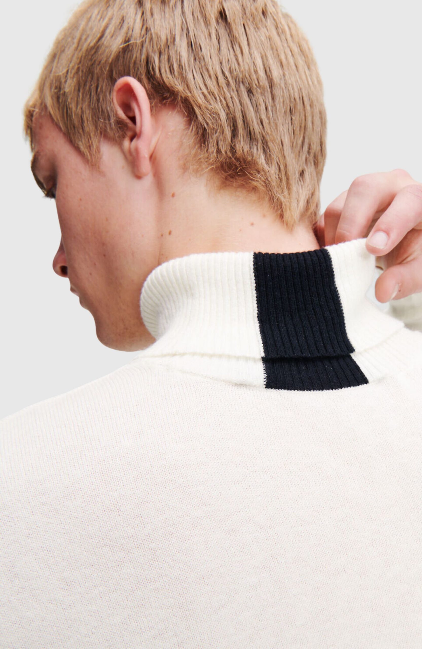 KLJ Lightweight Turtleneck